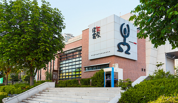 Festival Theater Momzit